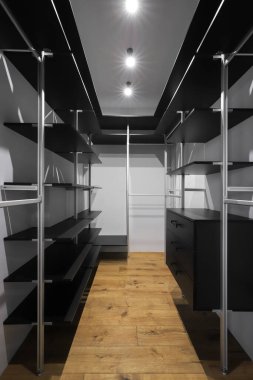 Soyunma odasında rafları olan boş gardırop.