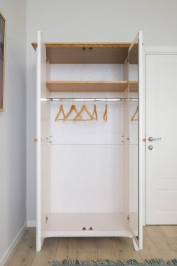 İçerideki odada ücretsiz açık gardırop.