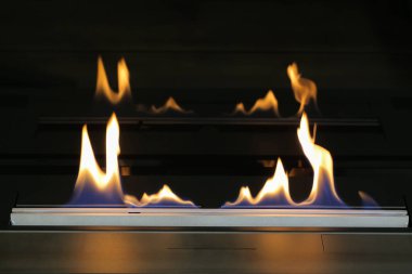 Yanan eko biyolojik şömine. Yakın plan.