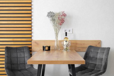 Mutfakta sandalyeli yemek masası.