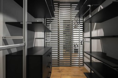 Soyunma odasında rafları olan boş gardırop.