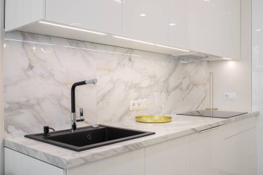 Musluk ve granit lavabo mutfakta.