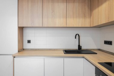 Musluk ve granit lavabo mutfakta.