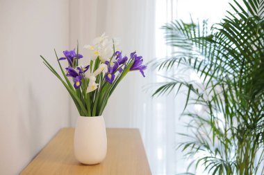 Hollanda zambağı masanın üstündeki vazoda.