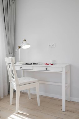 Odasında sandalye olan bir masa.