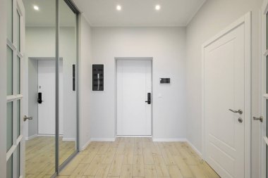 Dairenin iç tarafındaki koridorun giriş kapısı.