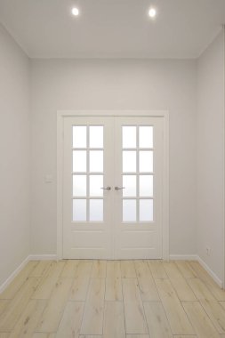 Pencereli beyaz iç kapılı koridor