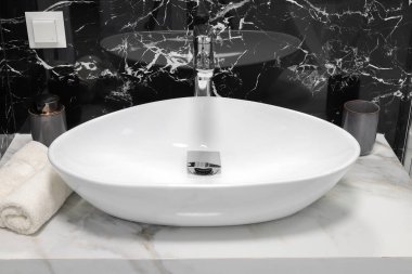 Banyoda seramik lavabosu olan musluk. 