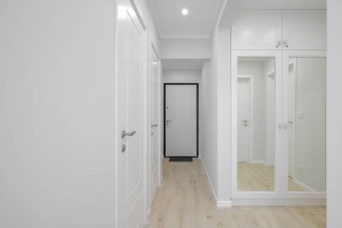 Dairenin iç tarafındaki koridorun giriş kapısı.