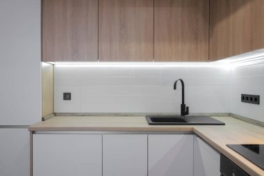 Musluk ve granit lavabo mutfakta.