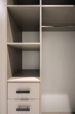 Soyunma odasında rafları olan gardırop.