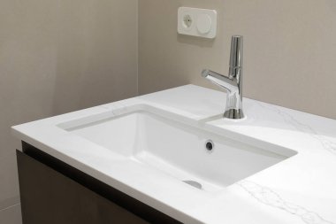 Krom musluğu banyoya yakın çekim.