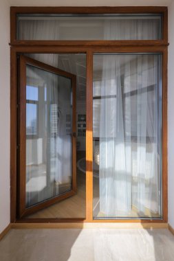 Dairenin iç kapısı ve penceresi cam.