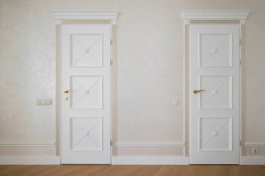 Koridorun içinde beyaz iç kapılar var.