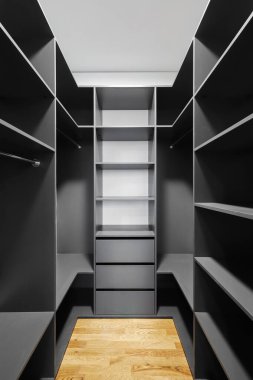 Soyunma odasında rafları olan boş gardırop.