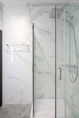 Duş odasında duş kabini var.