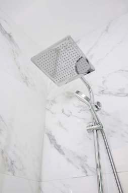 Duşun başındaki krom düğme.