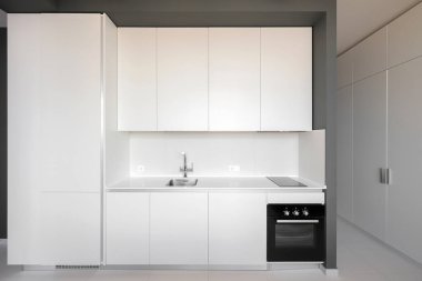 Beyaz mutfak mobilyası cephesi 