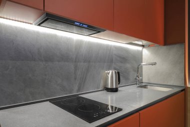 Mutfakta elektrikli çadır ve kaput var.