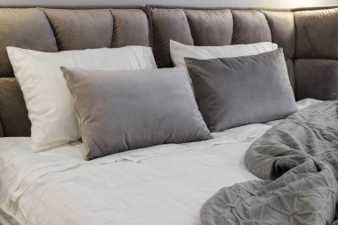 Yatak odasındaki çift kişilik yatakta yastıklar.