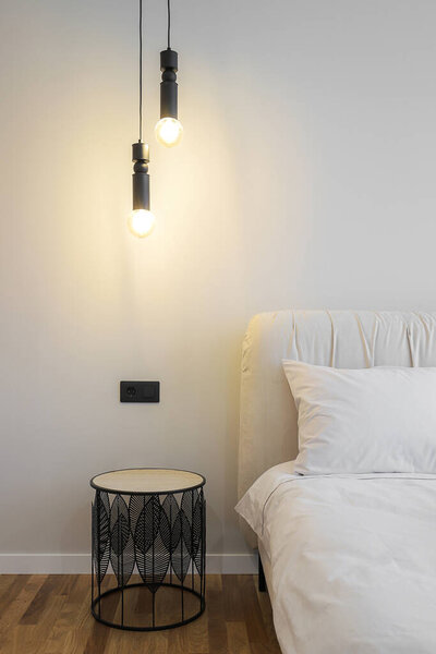 Прикроватный столик с висящей застежкой в спальне