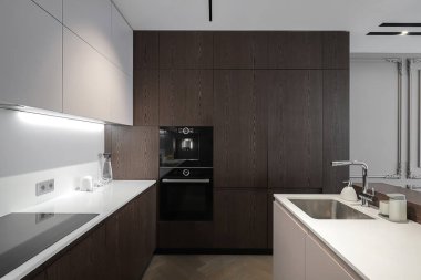 Mutfaktaki mutfak mobilyaları.