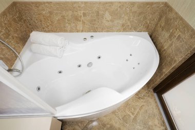 Banyonun içinde hidromasaj banyosu.