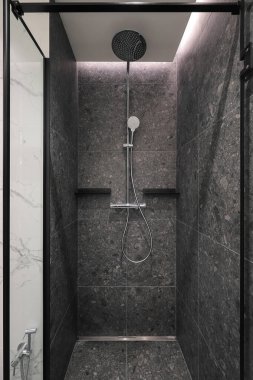 Duş odasının içinde duş sistemi var.