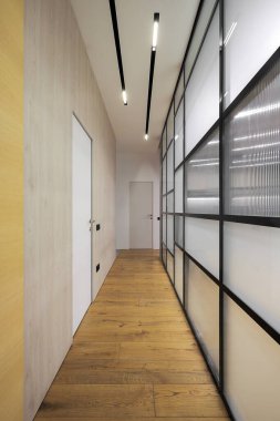 Koridorun içindeki iç kapılar.