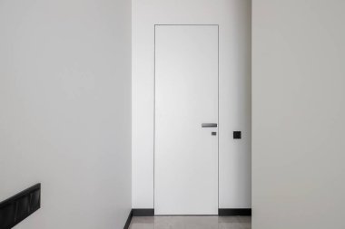 Koridordaki beyaz iç kapı.