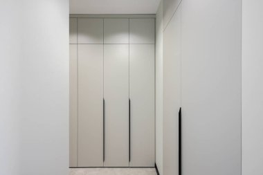 Koridorun iç tarafındaki dolapta.