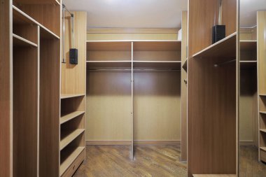 Soyunma odasında rafları olan gardırop.