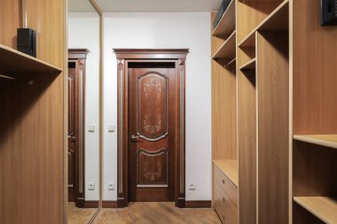 Soyunma odasının iç kapısı.