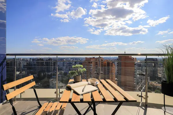 Terasında sandalye olan bir masa.