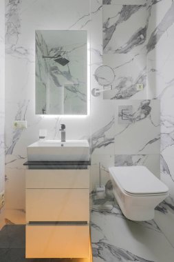 Aynalı lavabo ve klozet