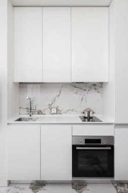 Beyaz mutfak mobilyası cephesi