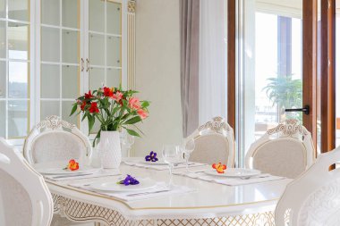 Masayı beyaz tabaklar ve şarap kadehleriyle ayarla