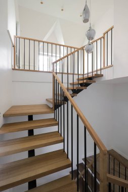 İç kısımda tahta merdiven var.