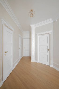 Koridordaki beyaz iç kapılar