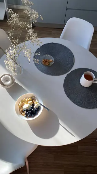 장식과 식사를위한 과일과 곡물의 그릇과 식탁의 그림자 — 스톡 사진