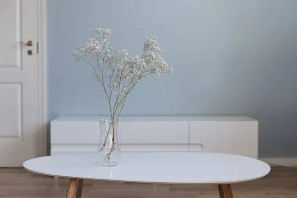 테이블 텔레비젼은 있습니다 스칸디나비아 인테리어 디자인에 — 스톡 사진