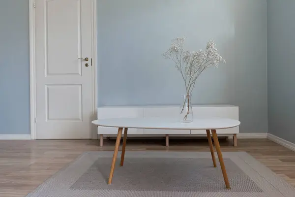 테이블 텔레비젼은 있습니다 스칸디나비아 인테리어 디자인에 — 스톡 사진