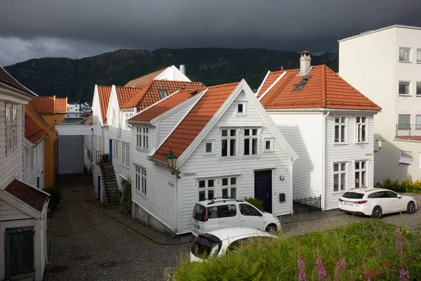 Casas Madeira Típicas Norueguesas Brancas Uma Rua Bergen Contra Céu — Fotografia de Stock