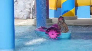 Kız bir katamaran teknesinde yüzüyor, hafta sonu su parkında..