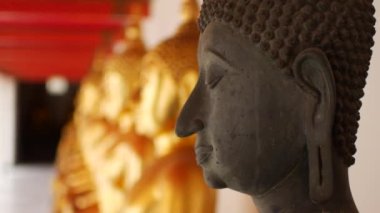 Tayland 'da bir Budist tapınağında bir sürü altın heykel.