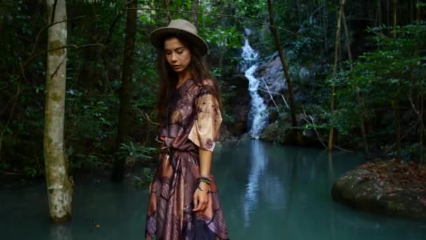 Girl Hat Asian Clothes Fabulously Mystical Landscape Waterfall — стокове відео