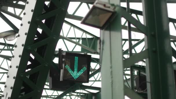신호등에 초록색 화살표 교통의 방향을 나타냅니다 — 비디오