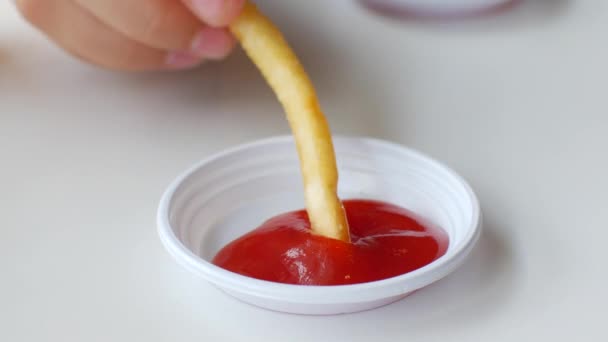 Niño Sumerge Papas Fritas Ketchup — Vídeos de Stock