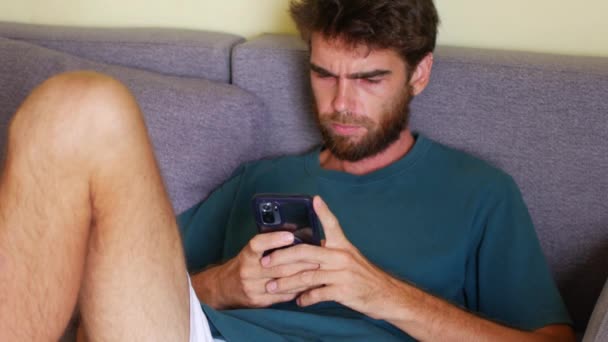 沮丧的男人在社交媒体上聊天 — 图库视频影像