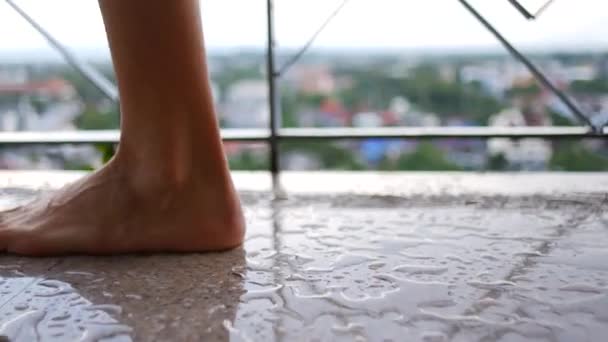 Γυναικεία Πόδια Περπατούν Βρεγμένο Μπαλκόνι — Αρχείο Βίντεο
